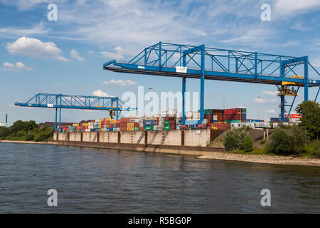 Rhein-ruhr-Shipping Container Terminal, in der nähe von Dusseldorf, Deutschland. Stockfoto