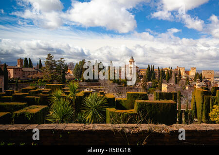 Die Alhambra ist ein Palast- und Festungsanlage in Granada, Andalusien, Spanien. Es wurde ursprünglich als eine kleine Festung in AD 889 auf den rechnerisch ermittelten Stockfoto