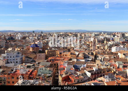 VALENCIA, Spanien - November 27, 2018: Über den Dächern von Valencia, Spanien. Luftaufnahme des historischen Stadtbildes von der Kathedrale von Valencia. Stockfoto