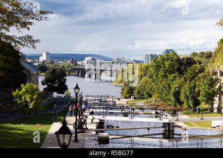 Eine Brücke- overr den Ottawa River aus dem Parliament Hill gesehen. Stockfoto