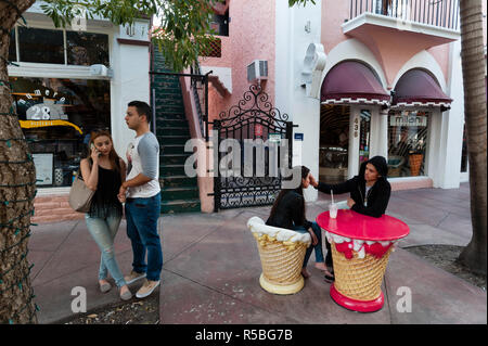 Café im Freien in Espanola Way, South Beach, Miami Beach, Florida, USA. Stockfoto