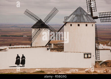 Spanien, Region Kastilien-La Mancha, Provinz Ciudad Real, La Mancha Bereich, Campo de Criptana, antike La Mancha Windmühlen mit Malerei der Musen Stockfoto