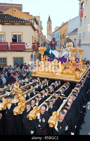 Religiöse schweben durch die Straßen getragen, während der Semana Santa (Karwoche) feiern, Malaga, Andalusien, Spanien Stockfoto