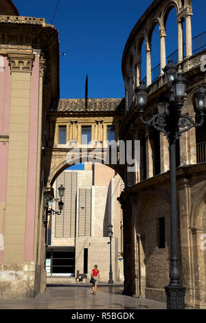 Plaza de la Virgen und Basilica de la Virgen de los Desamparados und El Miguelet Turm, Valencia, Spanien Stockfoto