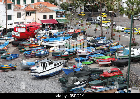 Fischerboote im Hafen von Camara de Lobos auf Madeira Stockfoto