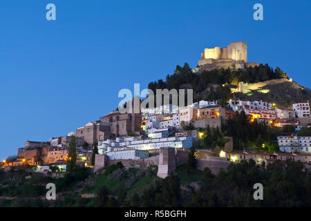 Die Mudejar Schloss mit Blick auf das Bergdorf Segura de la Sierra, die Provinz Jaen, Andalusien, Spanien Stockfoto