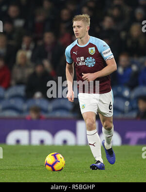 Ben Mee von Burnley in Aktion während der Premier League Match zwischen Burnley und Newcastle United im Turf Moor, Burnley am Montag, den 26. November 2018. (Credit: MI Nachrichten & Sport Ltd | Alamy Nachrichten) © MI Nachrichten & Sport | Alamy Stockfoto