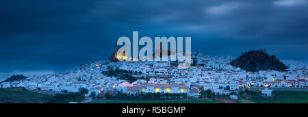 Olvera leuchtet in der Dämmerung, Olvera, Provinz Cadiz, Andalusien, Spanien Stockfoto