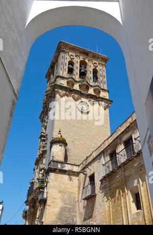 Glockenturm der gotischen Kirche Basilica de Santa Maria, Arcos de la Fontera, Provinz Cadiz, Andalusien, Spanien Stockfoto