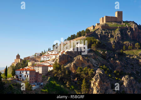 Die Mudejar Schloss mit Blick auf das Bergdorf Segura de la Sierra, die Provinz Jaen, Andalusien, Spanien Stockfoto