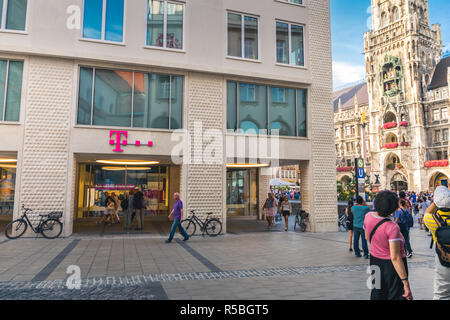 München, Deutschland - T-Mobile Store im Zentrum von München, Marienplatz, mit Blick auf die Neuen Rathaus. Stockfoto