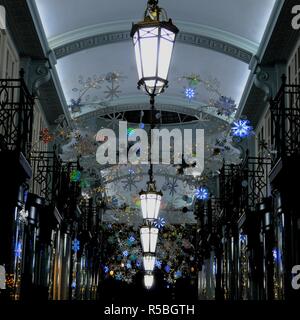 2018 Christbaumschmuck in Piccadilly Arcade, Mayfair, London, Großbritannien. Stockfoto