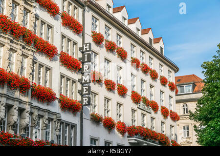 München, Deutschland - September 2018: Äußere des Hirmer Kleidung Store im Zentrum von München. Stockfoto