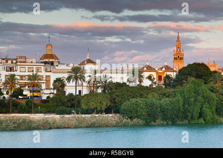 Spanien, Andalusien, Provinz Sevilla, Sevilla, Blick entlang des Rio Guadalquivir Flusses Stockfoto