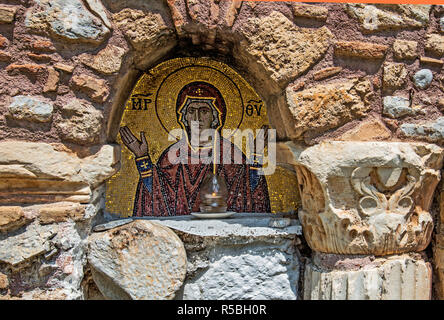 Eine kleine byzantinische Kirche in Elefsina, Griechenland. Stockfoto