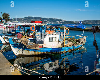 Traditionelle hölzerne Fischerboot im Hafen von Elefsina, Griechenland. Stockfoto