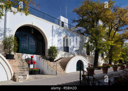 Spanien, Andalusien, Provinz Cadiz, Sherry, Jerez de la Frontera, Bodegas Gonzalez Byass, Gebäude mit Tio Pepe sherry Symbol Stockfoto