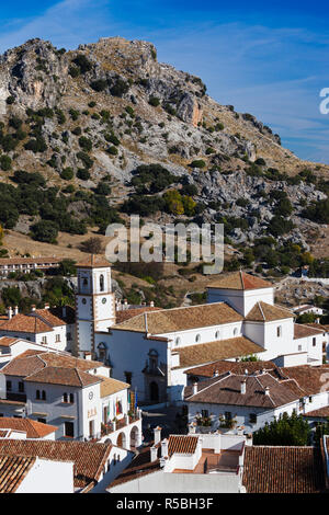 Spanien, Andalusien, Provinz Cadiz, Grazalema, erhöht mit Blick auf das Dorf Stockfoto