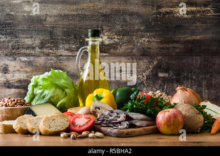 Das gesunde Essen. Mediterrane Ernährung. Obst, Gemüse, Getreide, Nüsse Olivenöl und Fisch auf hölzernen Tisch Stockfoto