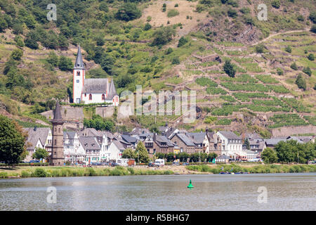 Hatzenport, Deutschland, an der Mosel. St. Johannes Kirche. Kleine Weinberge auf steilen Hängen hinter der Stadt. Stockfoto