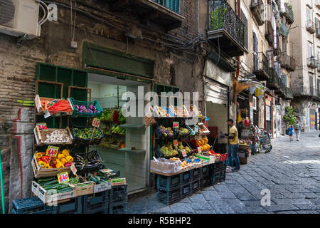 Typische Seitenstraße das Centro Storico, dem historischen Zentrum von Neapel, Italien. Stockfoto