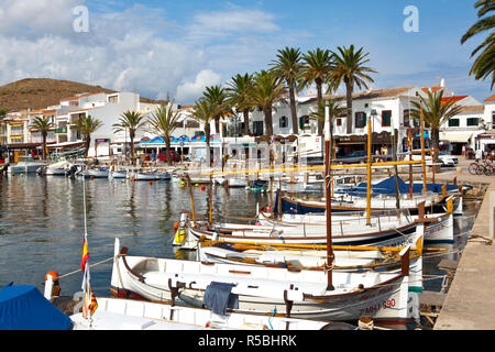 Fischerboote im Hafen, Fornells, Menorca, Balearen, Spanien Stockfoto