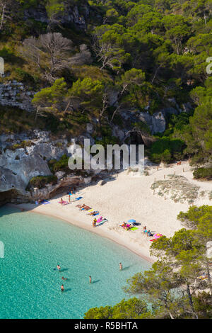 Erhöhte Blick über den Strand von Cala Macarelleta, Menorca, Balearen, Spanien Stockfoto