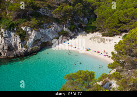 Erhöhte Blick über den Strand von Cala Macarelleta, Menorca, Balearen, Spanien Stockfoto