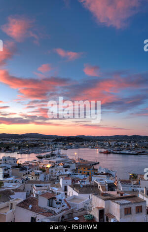 Spanien, Balearen, Ibiza, Blick auf Ibiza Altstadt (UNESCO-Website) und Dalt Vila Stockfoto