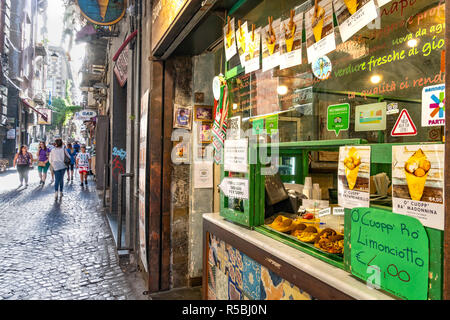Il Cuoppo einen Shop Street Food auf der Via S.Biagio dei Librai auch als Straße der Spaccanapoli" Neapel Splitter" im Herzen der historischen bekannt Stockfoto