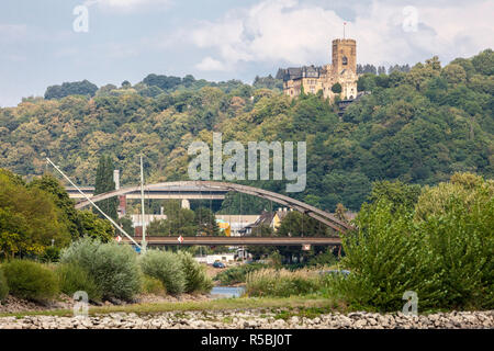 Lahnstein, Deutschland. Burg Lahneck. Brücke über die Lahn im Vordergrund. Stockfoto