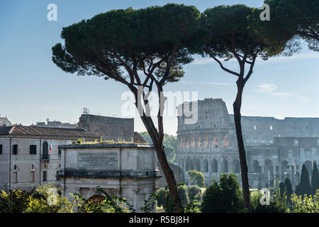 Am frühen Morgen Blick über das Forum Romanum zum Bogen des Titus, mit dem Kolosseum im Hintergrund, Rom, Italien. Stockfoto