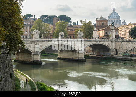 Den Tiber und der Ponte Vittorio Emanuele II mit der Kuppel der St. Peters in der Ferne, Rom, Italien. Stockfoto