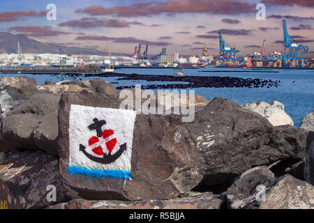 LAS PALMAS, SPANIEN - 30. NOVEMBER: Wenig Malerei ist auf dem See Defense Rock in der Marina von einer Mannschaft, die auf ARC Kreuz - Atlantic Rally auf der linken Seite Stockfoto