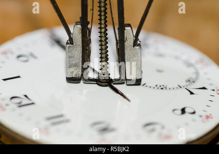 Watch Reparatur: Hände Remover Über die Hände von einer Taschenuhr Heben Stockfoto