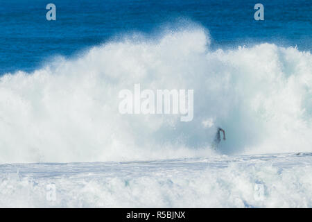Surfer Surfen großen Ocean Wave closeout Gefahr mit explodierenden Absturz weiß Wasser handeln. Stockfoto