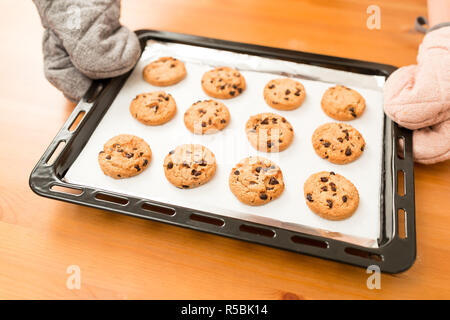 Schokolade Kekse gebacken aus dem Ofen Stockfoto