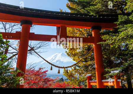 Fujiyama und japanischen Tempel im Herbst Stockfoto