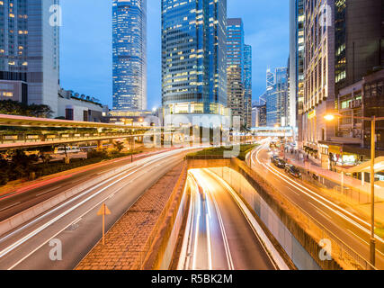 Hongkong und Verkehr am Abend Stockfoto