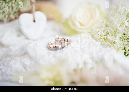 Romantische Stillleben mit Ringen in Vintage Style für eine Hochzeit Stockfoto
