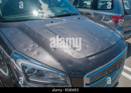 Hagelschäden zu einem Auto Stockfoto