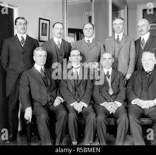 1. Zeile, L bis R: Hon. c Rumpf, Daniel C. Roper, T.S. Adams; 2. Zeile: E.T. Meredith, Wallace D. Simmimns, Stuart W. Crammer, J.E. Sterrett, S.R. Beetra Stockfoto