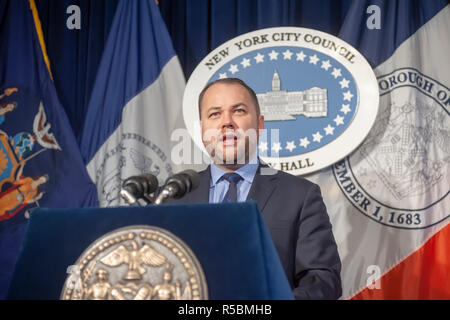 New York City Rat Sprecher Corey Johnson und Mitglieder des New York City Rat halten eine Nachrichten Konferenz am Mittwoch, 28. November 2018 im Red Room von New York City Hall über anstehende Gesetzgebung. Abstimmung des Rates über den Ausbau der Wähler Protection Services für inhaftierte Personen wurde unter einer Vielzahl von anderen Rechnungen diskutiert. (Â© Richard B. Levine) Stockfoto