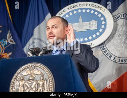 New York City Rat Sprecher Corey Johnson und Mitglieder des New York City Rat halten eine Nachrichten Konferenz am Mittwoch, 28. November 2018 im Red Room von New York City Hall über anstehende Gesetzgebung. Abstimmung des Rates über den Ausbau der Wähler Protection Services für inhaftierte Personen wurde unter einer Vielzahl von anderen Rechnungen diskutiert. (© Richard B. Levine) Stockfoto