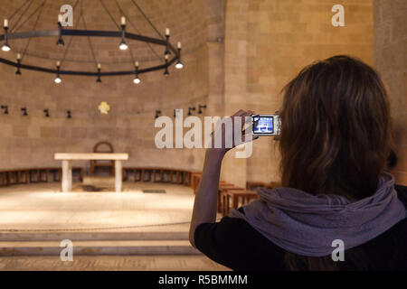 Israel, die Galiläa Tabgha, Benediktinerkirche von der Vermehrung der Brote und Fische, Besucher Stockfoto