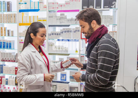 Apotheker im Gespräch mit Kunden beschreiben, Medizin Stockfoto