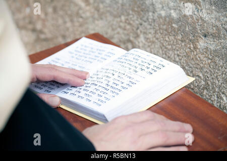 Israel, Jerusalem, Buch lesen, ein Gebet an der Klagemauer (bezeichnet als die westliche Mauer oder Kotel) Stockfoto