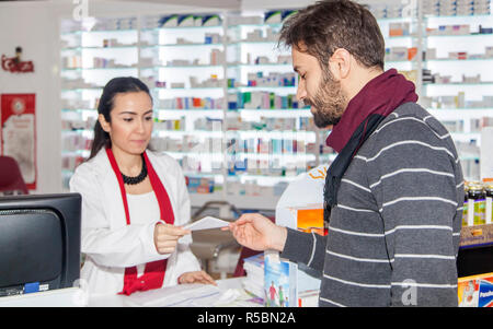 Apotheker im Gespräch mit Kunden beschreiben, Medizin Stockfoto