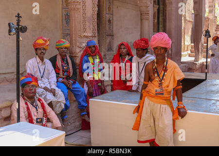 Männer in traditionellen Rajasthani Kleid bei Mehrangarh Fort, Jodhpur, Rajasthan, Indien. Stockfoto