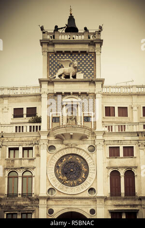 Torre dell'Orologio (St Mark's Clocktower), Piazza San Marco, Venedig, Italien Stockfoto